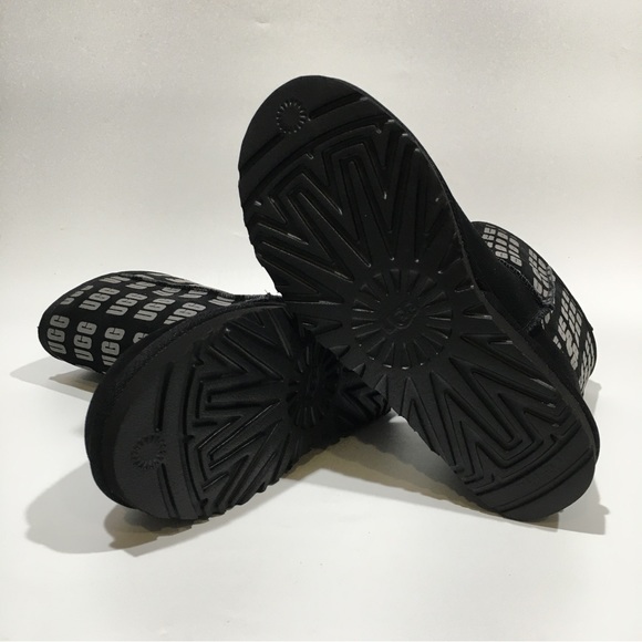 UGG CLASSIC SHORT II UGG LOGO GRAPHIC BOOTS -BLACK SUEDE -WOMEN US 7 -NEW - Picture 9 of 9